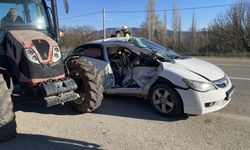 Otomobil ile traktör çarpıştı; 3 yaralı