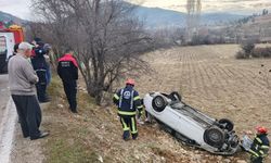 Kontrolden çıkan otomobil tarlaya uçtu; 2 yaralı