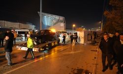 İşçi servisi ile otomobil çarpıştı: 13 yaralı