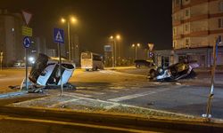 Kavşaktaki kazada otomobillerden biri yan yattı, diğeri takla attı: 2 yaralı