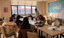 Eskişehir'de kız öğrenciler bağlama çalmayı öğreniyor