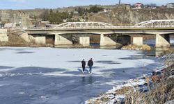 Yüzeyi tamamen donan nehir üzerinde yürüyüş heyecanı