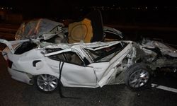 Park halindeki tıra çarpan otomobil hurdaya döndü: 2 yaralı