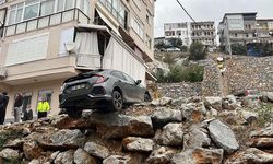 Antalya'da geri manevra yapan araç şarampolde asılı kaldı