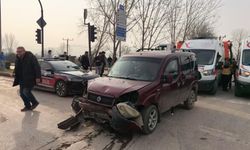 Hafif ticari araçlar çarpıştı: 3'ü çocuk 7 yaralı