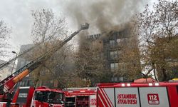 Çatı katında çıkan yangın büyüdü, 2 bloklu bina küle döndü