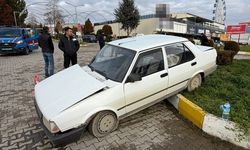 Kamyonet otomobile çarptı: 2 yaralı