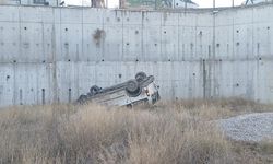 Hafif ticari araç 8 metrelik istinat duvarından sahaya uçtu: 1 ağır yaralı