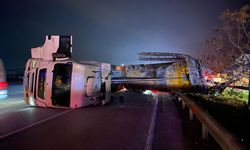 EDS direğine çarpan tır devrildi: 2 yaralı