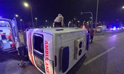Otomobille çarpışan ambulans devrildi: 3 sağlık çalışanı yaralandı