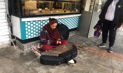 Eskişehir'de sıra dışı müzik aleti ile sokakta sanatını devam ettiriyor