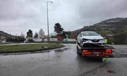 Otomobil ile hafif ticari araç çarpıştı: 2 yaralı