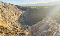 Devasa çukur kazıp tarihi eser aradılar