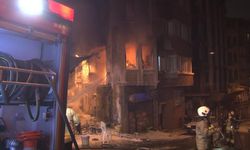 4 katlı binada yangın çıktı: Bina sakini 2 kişi çatıya sığındı