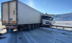 Erzincan- Erzurum karayolunda kaza nedeniyle uzun araç kuyruğu oluştu