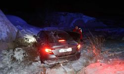 Kontrolden çıkan otomobil kayaya çarparak durabildi