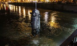 Amasya'da kontrolden çıkan otomobil köprüden Yeşilırmak Nehri'ne uçtu: 1 ölü, 1 yaralı