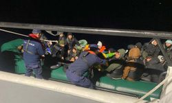 İzmir açıklarında 50 düzensiz göçmen yakalandı