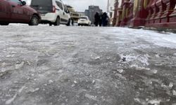 Eskişehir'de kaldırımlar buz pistine döndü: Yayalar zor anlar yaşadı