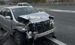 Eskişehir istikametine giden otomobil beton bariyere çarptı: 2 yaralı
