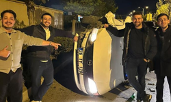 Eskişehir’de kaza sonrası ilginç anlar: Gençler yan yatan araçla fotoğraf çektirdi