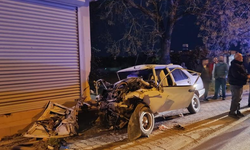 Otomobil konteynere, kamyonete ve evin duvarına çarptı: 1 ölü, 1 yaralı