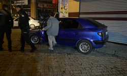 Alkolün etkisi ile araçta sızdı, vatandaşlar hayatından endişe etti