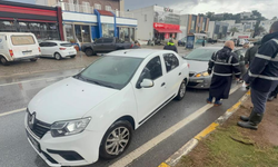 El freni çekilmeyen otomobil, başka araca çarptı