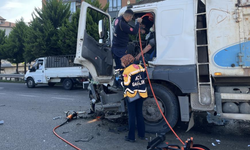 Araçta sıkışan kamyon sürücüsü kurtarıldı