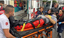 Kamyonun altında kalan motosikletli kurye ağır yaralandı