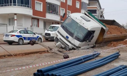 Park halindeki kamyon çukura düştü