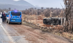 Kontrolden çıkan kamyon devrildi