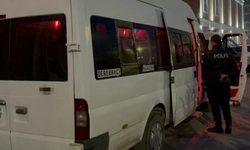 Aracında silahlı saldırıya uğrayan dolmuş şoförü hastanelik oldu