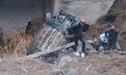 Kontrolden çıkan araç köprü altına düştü: Ölü ve yaralılar var