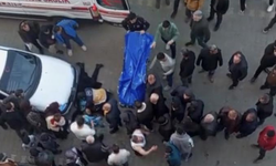 Yol ortasında eşini bıçakladı