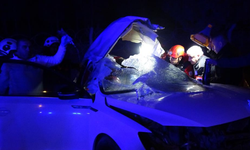 Trambüs direğine çarpan araç kağıt gibi dağıldı