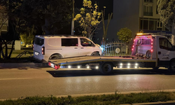 Kontrolden çıkan minibüs, refüjdeki ağaca çarparak durabildi