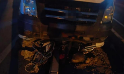 Feci kaza: Motosiklet ve sürücüsü minibüsün altında kaldı