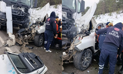 Kamyonet ile tır çarpıştı: 1 ölü, 2 yaralı