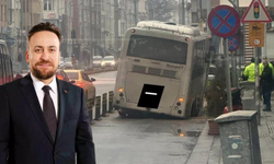 Eskişehir'de minibüsün devrilme tehlikesi atlattığı çukura AK Parti’den sert eleştiri: "Sloganlarla çukurlar kapanmıyor”
