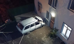 Otomobil evin duvarına çarptı: 1 ölü, 1 yaralı