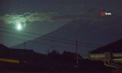 Japonya’daki Fuji Dağı semalarında gözlenen meteor gökyüzünü aydınlattı