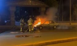 Hatay'da seyir halindeki otomobil alevlere teslim oldu