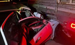 Tıra çarpan otomobil hurdaya döndü: 1 ölü