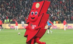 Eskişehirspor’un yeni maskotu “Şimşek” Karşıyaka maçında uğur getirdi