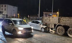 Otomobil tırın dorsesine saplandı:1 yaralı