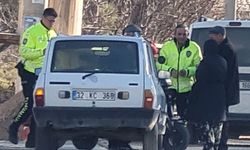 Elektrikli bisikletle otomobil çarpıştı, 2 kişi yaralandı