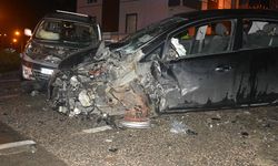 Hafif ticari araç ile otomobil kafa kafaya çarpıştı: 1 ölü, 4 yaralı