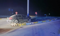 Otomobil refüje çıktı: Yaralılar var