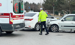 İki otomobil çarpıştı: Yaralılar var